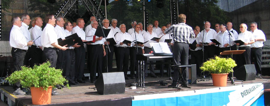 Klick mich zu den Männersängern beim Maimarkt-Singen