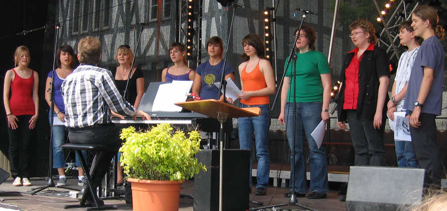 Klick mich zum Maimarkt-Singen von Generation Between des KMGV
