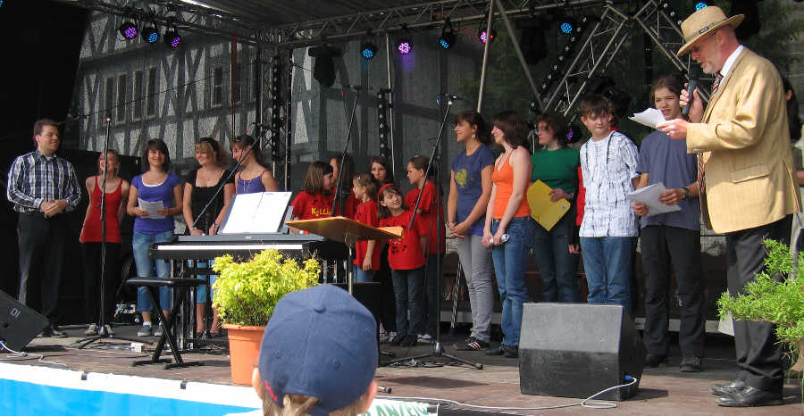 Klick mich zu GenerationBetween beim Maimarkt-Singen