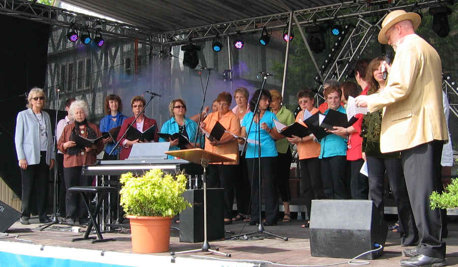 Klick mich zum Frauenchor des MGV Gr.-Umstadt beim Maimarkt-Singen