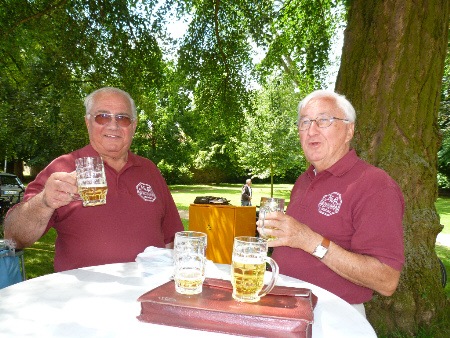 Heiner und Kurt geniessen die Bierchen